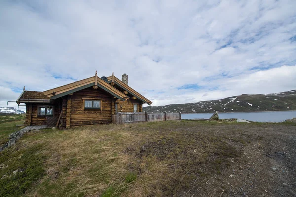 Tyinstolen, Norveç'te çimenli geleneksel Norveç evleri 