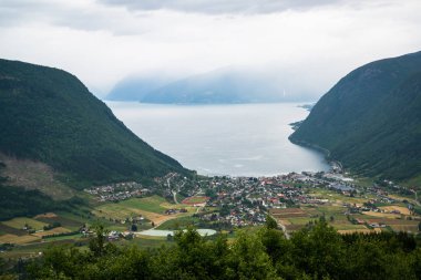 Norveç doğa, kasaba ve deniz güzel manzara görünümü