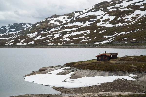 Tyinstolen, Norveç'te çimenli geleneksel Norveç evleri 