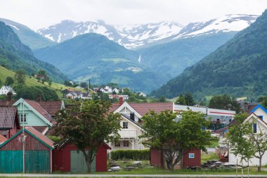 Norveç'te dağların yakınında geleneksel evler ile şehir