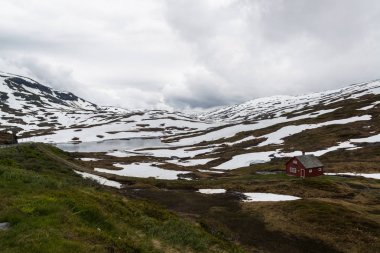 Norveç'te karlı Dağlar'da geleneksel ev