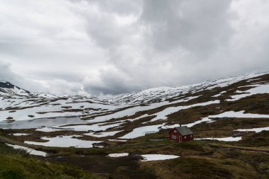 Norveç'te karlı Dağlar'da geleneksel ev