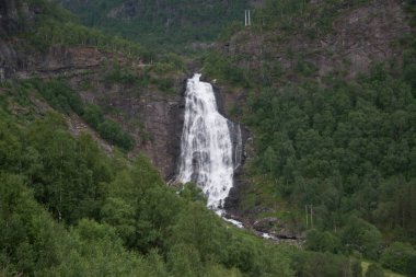 Şelale Steindalsfossen, yaz aylarında güney Norveç