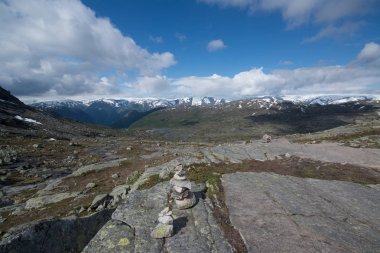 Odda Trolltunga uçurum (Troll dili) yolunda yaz görünümü