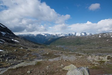 Odda Trolltunga uçurum (Troll dili) yolunda yaz görünümü