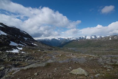 Odda Trolltunga uçurum (Troll dili) yolunda yaz görünümü