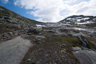 Odda Trolltunga uçurum (Troll dili) yolunda yaz görünümü