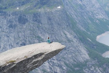 Odda Trolltunga uçurumun (Troll dili) yaz görünümü