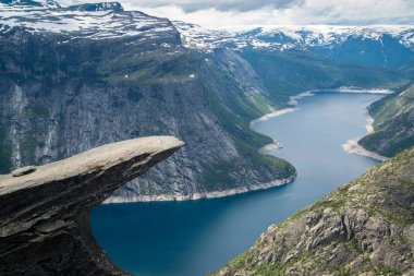 Odda Trolltunga uçurumun (Troll dili) yaz görünümü
