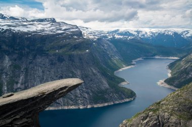 Odda Trolltunga uçurumun (Troll dili) yaz görünümü