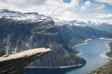 Odda Trolltunga uçurumun (Troll dili) yaz görünümü