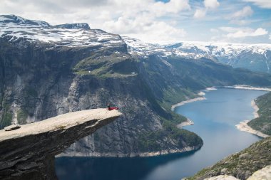Odda Trolltunga uçurumun (Troll dili) yaz görünümü