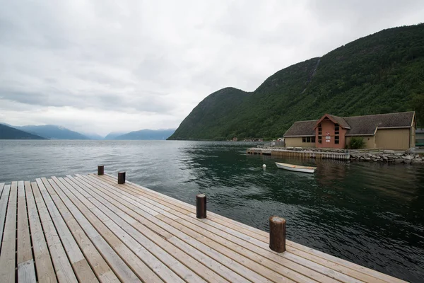 Stad Met Traditionele Huizen Buurt Van Bergen Noorwegen — Stockfoto