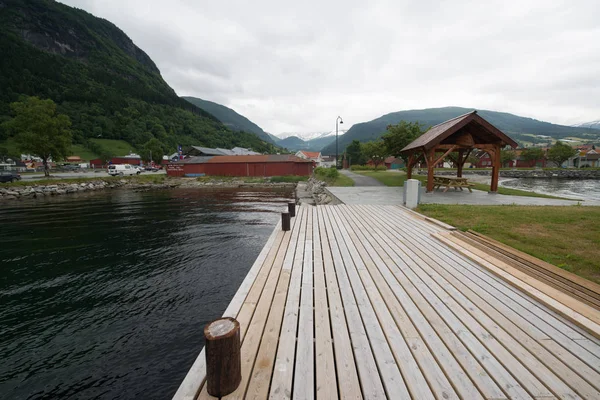 Pueblo Con Casas Tradicionales Cerca Montañas Noruega — Foto de Stock