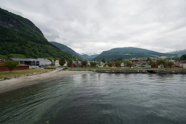 Pueblo Con Casas Tradicionales Cerca Montañas Noruega — Foto de Stock