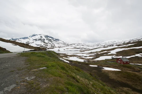 Παραδοσιακό Σπίτι Χιονισμένα Βουνά Στη Νορβηγία — Φωτογραφία Αρχείου