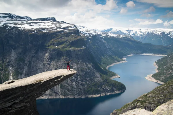 Odda Trolltunga uçurumun (Troll dili) yaz görünümü