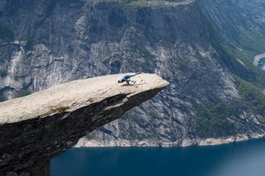 Odda Trolltunga uçurumun (Troll dili) yaz görünümü