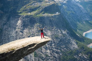 Odda Trolltunga uçurumun (Troll dili) yaz görünümü