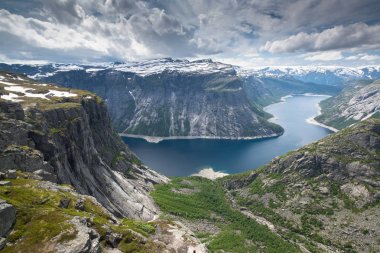 Odda Trolltunga dağ alanı (Troll dili) yaz görünümü 