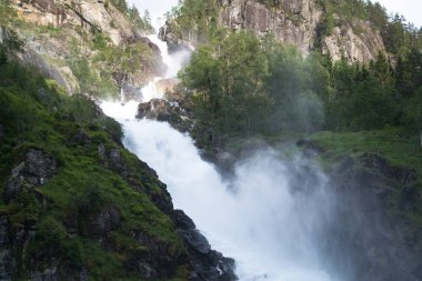 Şelale Steindalsfossen, yaz aylarında güney Norveç