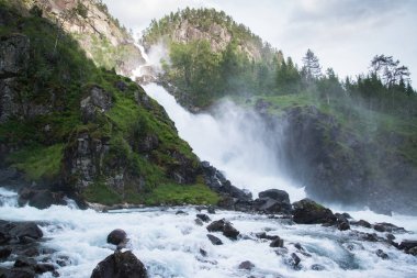 Şelale Steindalsfossen, yaz aylarında güney Norveç