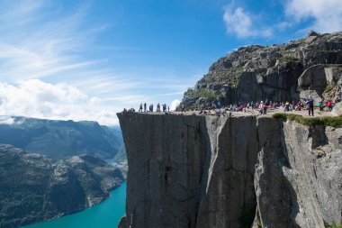 Cliff Preikestolen fiyort Lysefjord - Norveç - doğa ve seyahat arka planda