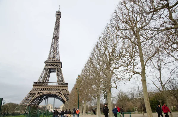 大约2014年1月 在法国巴黎著名的埃菲尔铁塔上 — 图库照片