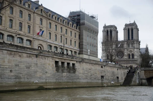 大约2014年1月 位于塞纳河上的巴黎 — 图库照片