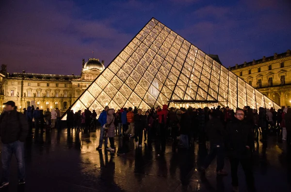 2014年1月頃 有名なルーヴル美術館のピラミッドの眺め 世界最大かつ最も訪問された博物館の一つ — ストック写真