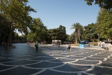 Bakü, Azerbaycan, yaklaşık Ağustos 2018: Bakü şehir merkezinde yaya bölgesi, Azerbaycan