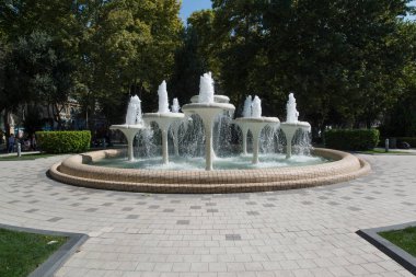 Bakü, Azerbaycan, 2018 ağustos ayı civarı: Bakü şehir merkezinde çeşme, Azerbaycan