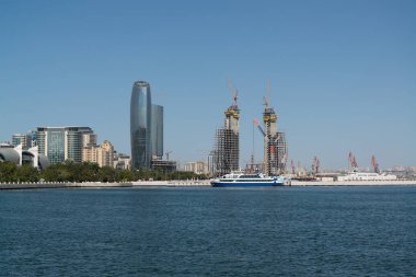 Bakü, Azerbaycan, Ağustos 2018: Bakü 'de sahil yürüyüşü Bulvarı, Azerbaycan
