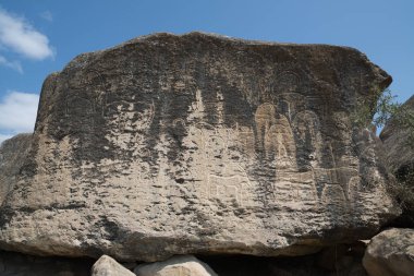 Daha da ilginç turistik bir yakın olmayan turistik Qobustan. Qobustan Azerbaycan'da tarihi bir petroglifler alanıdır