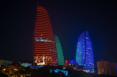 Bakü, Azerbaycan, yaklaşık Ağustos 2018: Bakü'nün gece manzarası, Alev Kuleli Azerbaycan gökdelenleri ışık lı