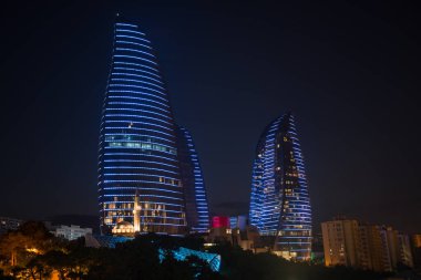 Bakü, Azerbaycan, yaklaşık Ağustos 2018: Bakü'nün gece manzarası, Alev Kuleli Azerbaycan gökdelenleri ışık lı