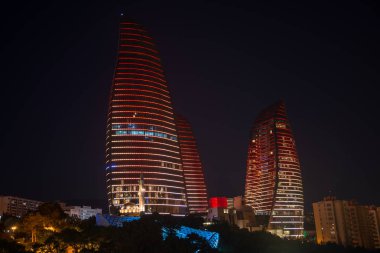 Bakü, Azerbaycan, yaklaşık Ağustos 2018: Bakü'nün gece manzarası, Alev Kuleli Azerbaycan gökdelenleri ışık lı