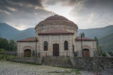 Şeki, Azerbaycan, Ağustos 2018: Seki Qalasi (Şeki Kulesi), şu anda Şeki 'de halk ve Uygulamalı Sanatlar Müzesi olan Xan Sarayi müzesinin yanında eski bir kilisedir.