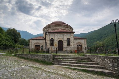 Şeki, Azerbaycan, Ağustos 2018: Seki Qalasi (Şeki Kulesi), şu anda Şeki 'de halk ve Uygulamalı Sanatlar Müzesi olan Xan Sarayi müzesinin yanında eski bir kilisedir.