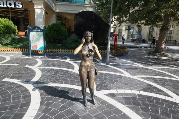 Baku Azerbaijão Por Volta Agosto 2018 Escultura Menina Com Guarda — Fotografia de Stock