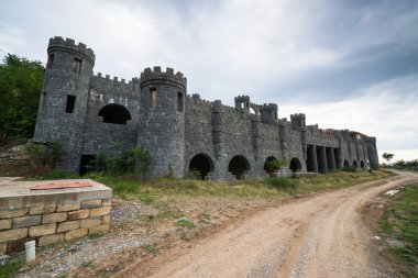 Şeki, Azerbaycan, Ağustos 2018: dili Qala, bu kadar kötü inşa edilmiş kale gibi otel, hiç bitmemişti