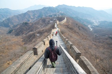 Pekin yakınlarındaki Mutianyu'da Çin Seddi'nde turistler, Çin 