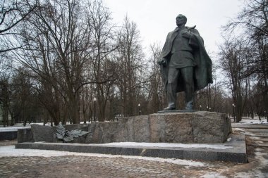 Minsk, Belarus, Şubat 2019: Minsk, Belarus Svislac Nehri yakınındaki parkta Yanka Kupala Monument
