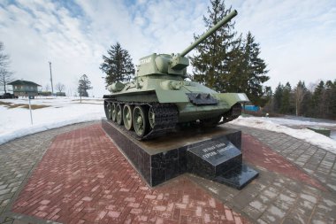 Loshany, Belarus, yaklaşık Mart 2019: Minsk, Belarus yakınlarındaki loshany tarihi ve kültürel kompleksi Stalin hattı tank