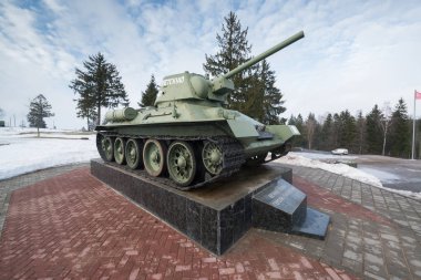 Loshany, Belarus, yaklaşık Mart 2019: Minsk, Belarus yakınlarındaki loshany tarihi ve kültürel kompleksi Stalin hattı tank