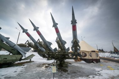 Loshany, Belarus, yaklaşık Mart 2019: Minsk, Belarus yakınlarındaki loshany tarihi ve kültürel kompleksi Stalin hattı 'nda roketler