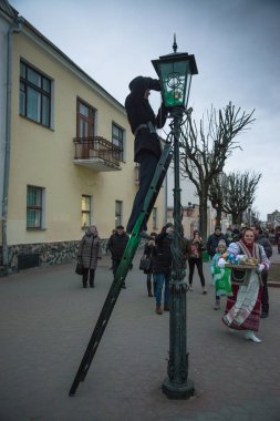 Brest, Belarus-1 Mart 2019: Brest, Belarus Sovetskaya Caddesi üzerinde Lamplighter aydınlatma lambaları.