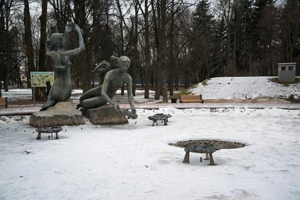 Minsk Bělorusko Cca Únor 2019 Sochy Zmrzlé Kašně Parku Poblíž — Stock fotografie