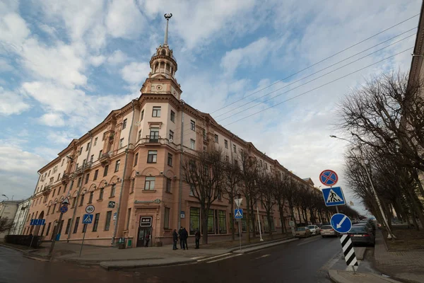 明斯克 白俄罗斯 大约2019年2月 白俄罗斯明斯克卡穆尼斯季纳亚大街上有塔的古老历史美丽建筑 — 图库照片