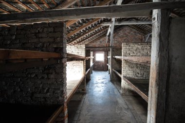 Auschwitz Birkenau, Oswiecim yakınlarındaki Polonya 'nın Brzezinka şehrinde eski bir Nazi imha kampı. Binalardan birinde mahkumların korkunç yatakları